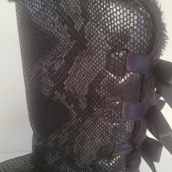 UGG Australia Snake Skin Pattern Bows Boots - Picture 7 of 14